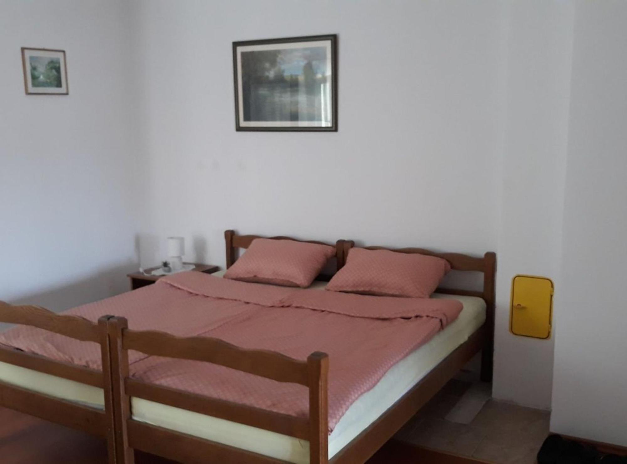 Apartmani Tea I Toni Gradiste Exterior photo